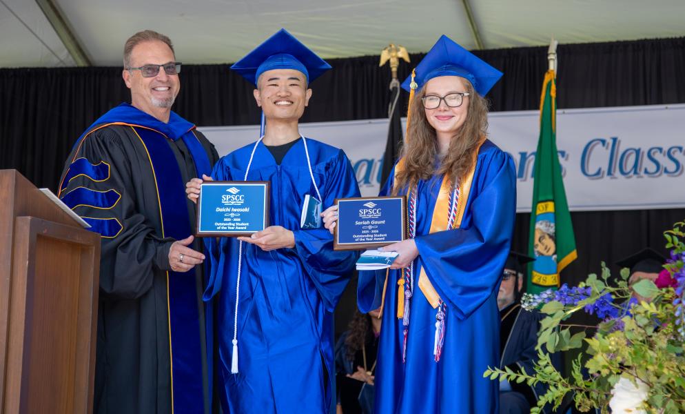 Daichi Iwasaki and Sariah Gaunt holding their Outstanding Student Award plaques